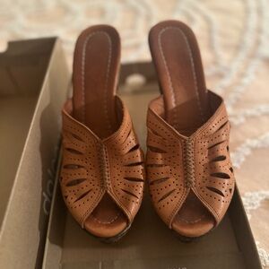Brown wedge shoes with woven design and leather material